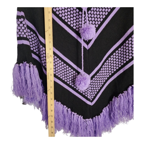 Gorgeous V neck oversized Poncho - Picture 4 of 8